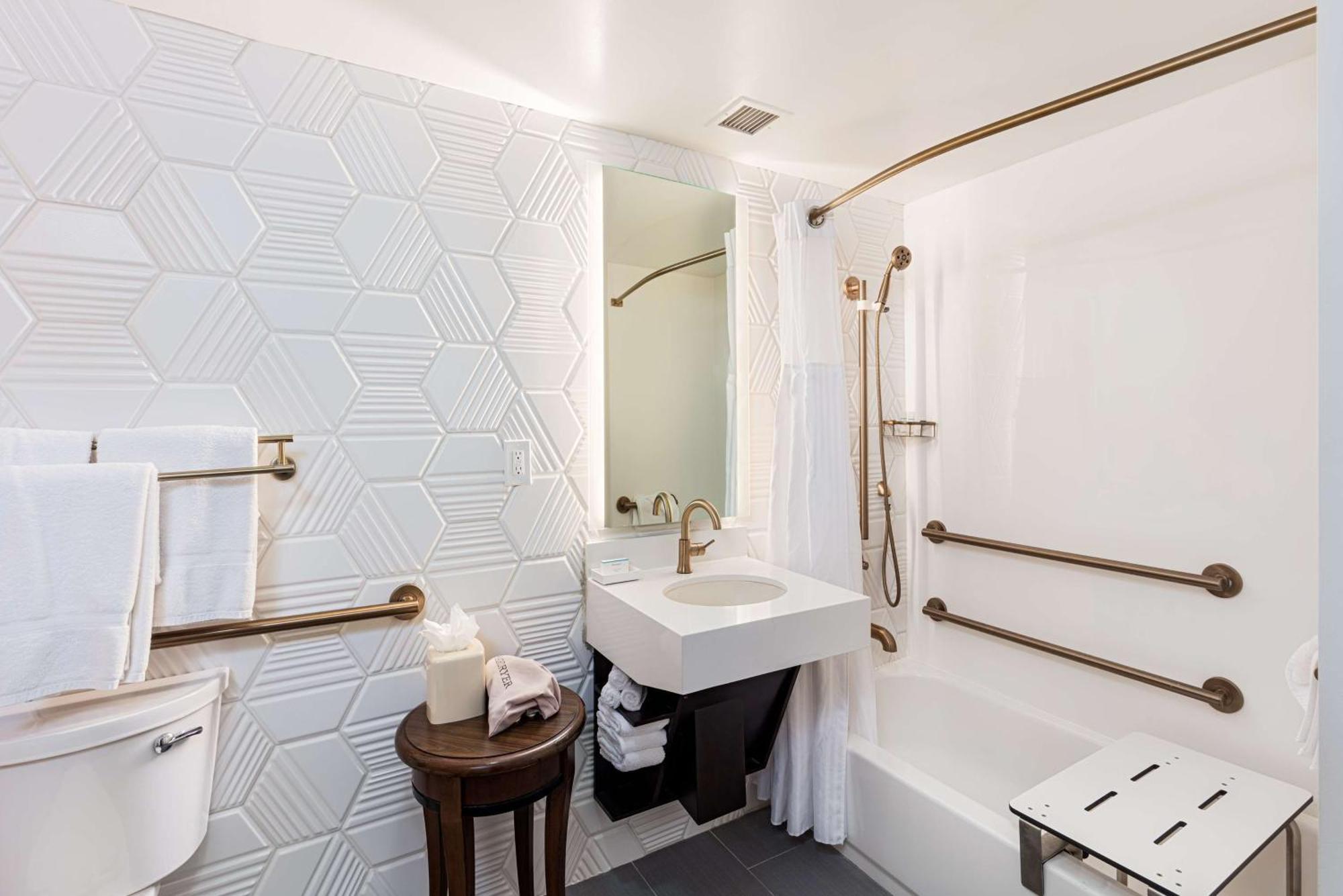 King Room with Bath Tub - Mobility Access,1552332055:JPEG