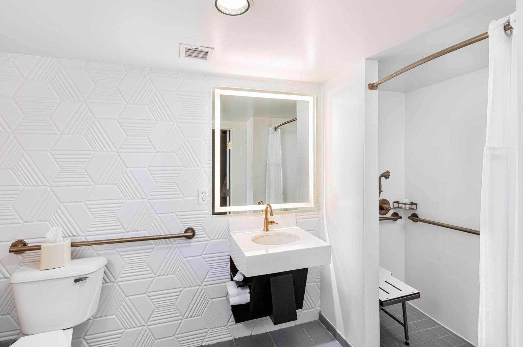 King Room with Roll-In Shower - Mobility Access,1552332055:JPEG