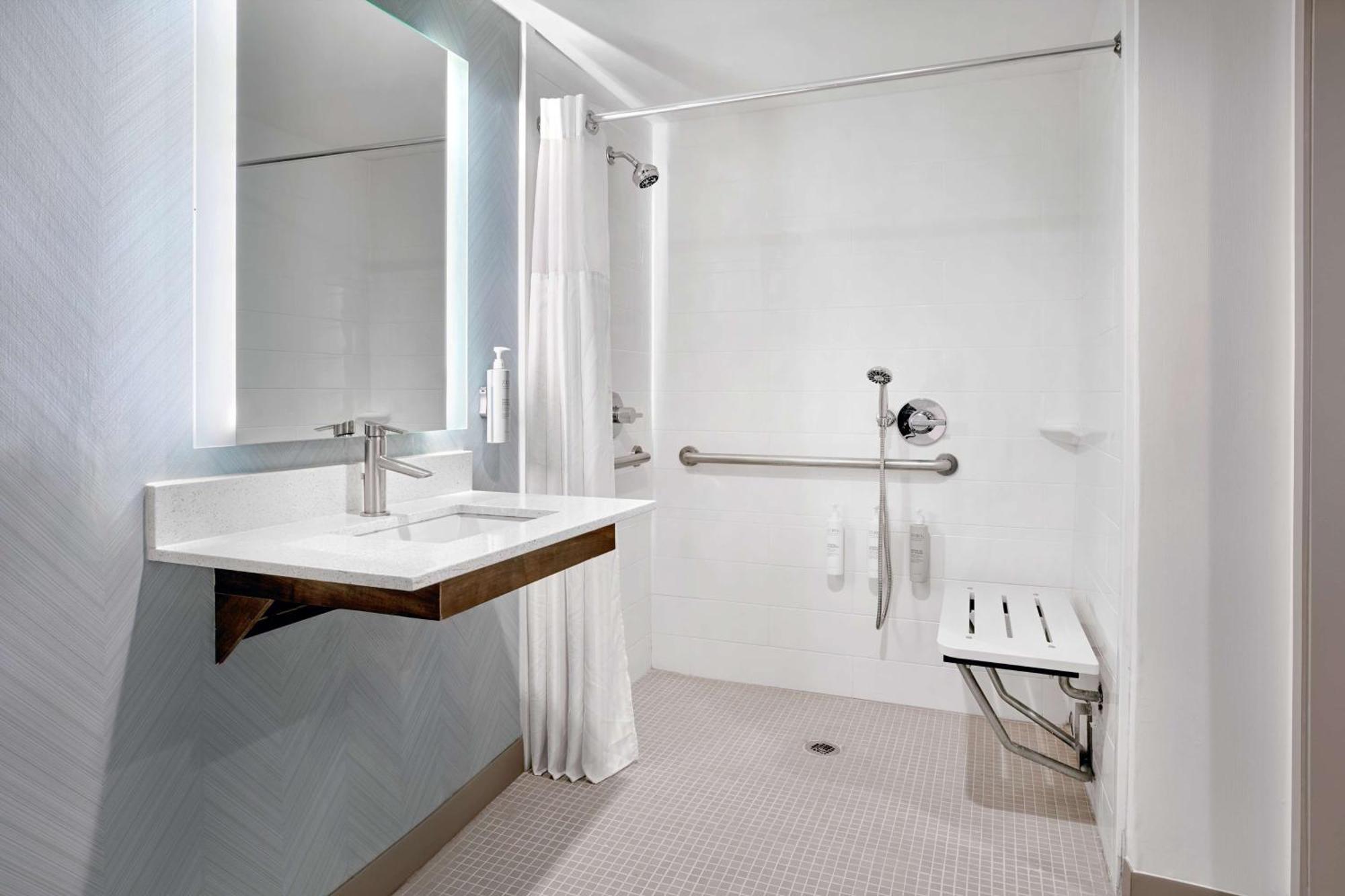 King Room with Roll-In Shower - Mobility Access